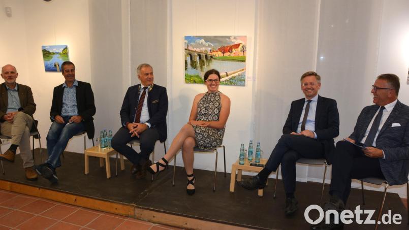 Teichwirte und Politiker diskutierten zum Thema „Fischerei im Wandel“. Auf der Bühne: (von links) Dr. Thomas Ring, Teichwirt Franz Kühn, Landrat Roland Grillmeier, Teichwirtin Lena Bächer, MdL Tobias Reiß und Bürgermeister Franz Stahl. Bild: jr