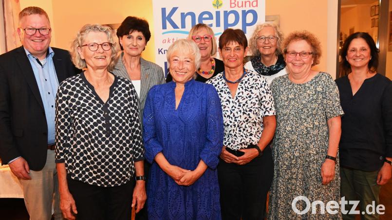 Liane Reinwald scheidet beim Kneippverein als Schatzmeisterin aus, ihr Amt wird Rita Weber übernehmen. Der bisherige Vorstand führt den Kneippverein kommissarisch. Im Bild (von links) Oberbürgermeister Michael Cerny, Monika Nast-Kessler, Liane Reinwald, Rita Weber, Brigitta Hofmann, Evelin Hensler, Gitta Müller, Brigitte Netta und Ute Übler. Bild: ads