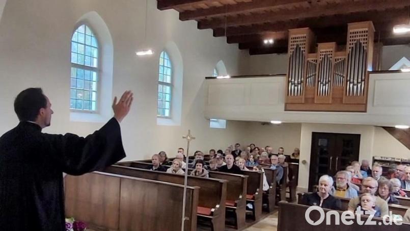 Pfarrer Stefan Fischer ruft der Orgel bei der Einweihung zu, dass sie in neuen und frischen Tönen erklingen soll. Bild: wku