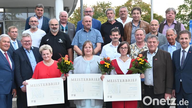 Die mit dem Goldenen Meisterbrief geehrten Handwerksmeisterinnen und -meister aus Amberg und dem Landkreis Amberg-Sulzbach zusammen mit Handwerkskammer-Vizepräsident Gerhard Ulm (links), Oberbürgermeister Michael Cerny (zweiter von links), Kreishandwerksmeister Hans Weber (zweiter von rechts) und Hauptgeschäftsführer Hans Schmidt (rechts). Bild: gf