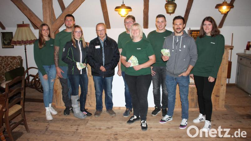 1050 Euro aus Einnahmen des Oldtimertreffens übergibt die Feilersdorfer Oldtimerjugend in ihrem Gruppentreffpunkt &quot;Rummerstodl&quot; an Andreas Steinl von der Kinderkrebshilfe Oberpfalz-Nord (Vierter von links). Bild: bjp