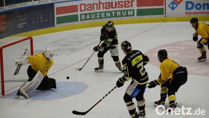 Für mächtig Betrieb vor dem Bayreuther Tor sorgten der ERSC Amberg (dunkle Trikots) im Testspiel am Sonntagabend. Bild: Andreas Brückmann
