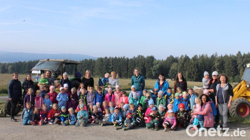 Kindergartenleitung Stefanie Unterburger (stehend, von links), Daniela und Rudi Schinner mit Sohn Michel sowie alle großen und kleinen Erntehelfer. Bild: Kinderarten St. Elisabeth Erbendorf/exb