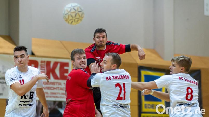 Auch sieben Treffer von Maximilian Fütterer (Mitte) konnten die Heimniederlage des HV Oberviechtach nicht verhindern. Bild: Guenter Uschold