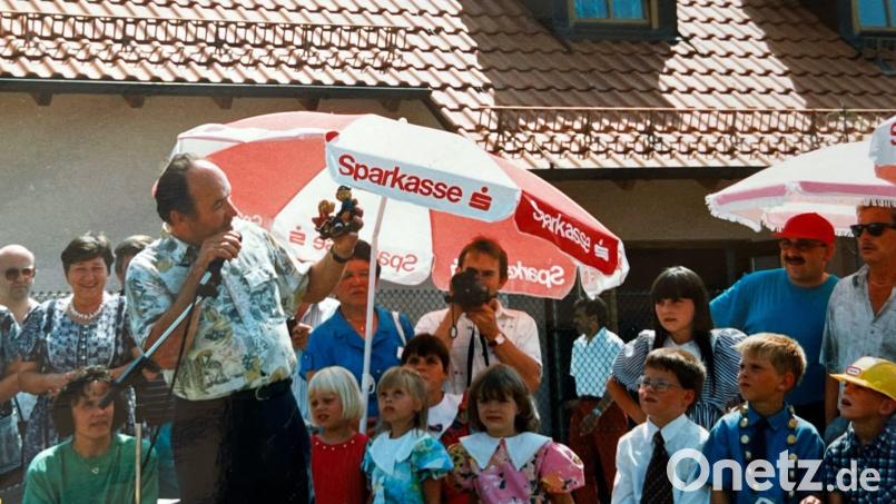Damals, Juni 1994: Konrad Kraus bei der Einweihung des Kindergartens: Für den Bürgermeister hatte damals ein langwieriges Projekt ein glückliches Ende gefunden. Archivbild: Archiv Kindergarten St. Franziskus/exb