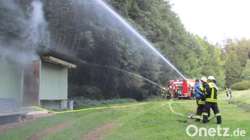Starke Rauchentwicklung in einer Fischerhütte und eingeschlossene Partygäste waren die fiktive Gefahrenlage einer Alarmübung im Rahmen der Aktionswoche der Feuerwehren Bild: bnr