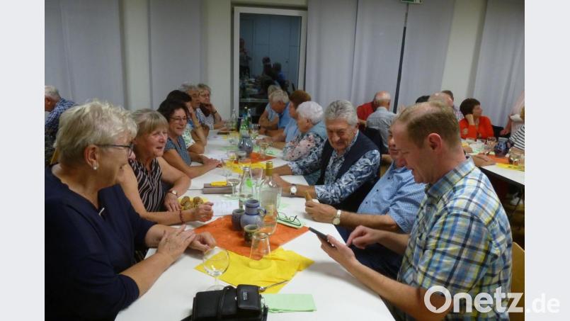 An den Tischen im Pfarrheim St. Marien lassen sich die Besucher des Weinfestes in Kaltenbrunn edle Tropfen schmecken. Bild: bk