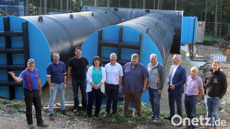 Alle Beteiligten des Neubaus Hochbehälter Bodenhof waren sich einig, dass der geplante Zeitrahmen eingehalten bzw. unterschritten werde (von links): Jochen Obermayer Firma Frank), Georg Prölls (Ing.-Büro Renner + Hartmann), Michael Hauenstein (Wasserwart), Kerstin Brüning (Geschäftsleitung Verwaltungsgemeinschaft), Reiner Pickl (Vorsitzender Zweckverband), Dieter Dehling (Bürgermeister Illschwang), Gerhard Pirner (stellvertretender Vorsitzender Zweckverband), Dr. Harald Schwartz (Landtagsabgeordneter), Alfred Arbogast (Tiefbau-Firma) und Rudolf Güttinger (Bauleitung). Bild: mfh