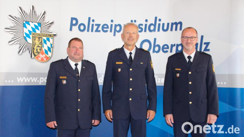 Erster Polizeihauptkommissar Roland Heldwein, Polizeipräsident Thomas Schöniger, Polizeihauptkommissar Harald Fuchs (von links). Bild: PP Oberpfalz, PHK Joachim Baumer
