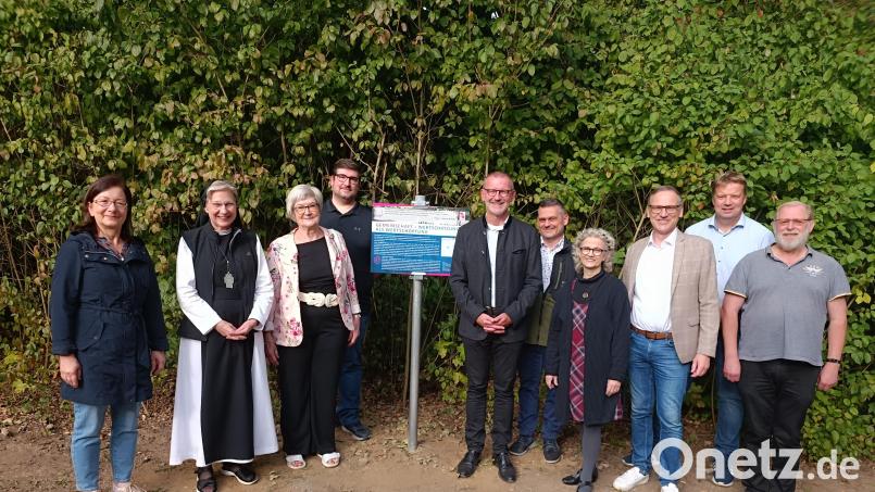 Der Gemeinwohlweg in der Parkanlage Schwanenwiese in Waldsassen ist eröffnet. Im Bild die Vertreter von Kloster, Pfarrei und Stadt Waldsassen. Bild: nic