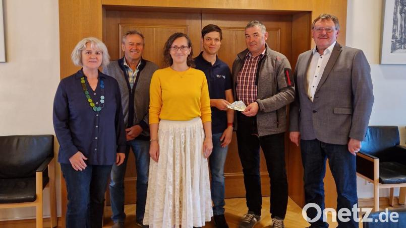 Kulturbeauftragte Adolfine Nitschke, Jakob List, Katja Stiegler von der AOVE, HvO-Vorsitzender Andreas Obermeier, Peter Gradl und Bürgermeister Hans-Martin Schertl (von links) bei der Spendenübergabe. Bild: Stefanie Gradl