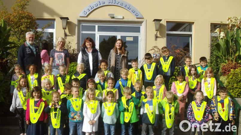 Die Kreisverkehrswacht stattet die 40 Abc-Schützen der Hirschauer Grundschule mit reflektierenden Sicherheitsüberwürfen aus, damit sie auch bei Dunkelheit und Nebel sicher zur Schule und wieder nach Hause kommen (hinten, von links): Verkehrswachtvorsitzender Hubert Ritz, Studienrätin Hildegard Feyrer, Rektorin Birgit Härtl und Lehrerin Ramona Ruppert. Bild: u