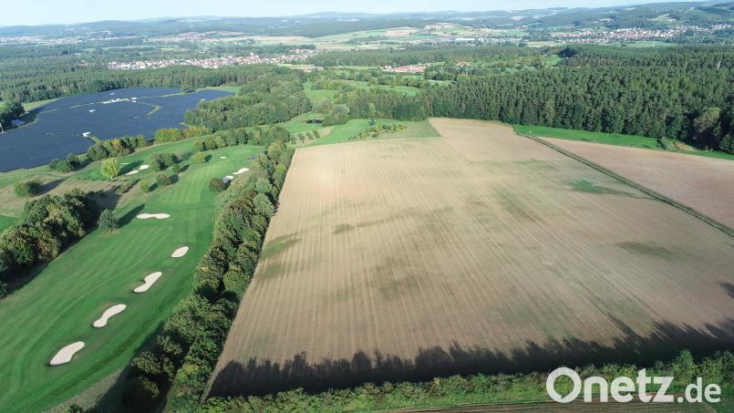 Auf der großen, im Bild hellbraun erscheinenden Fläche soll bis zur natürlichen Grenze (rechts, Grünstreifen) eine Freiflächenphotovoltaikanlage entstehen. Die Verbindungsleitung zum &quot;Solarpark Forsthof&quot; (links) wurde bereits verlegt. Bild: bey