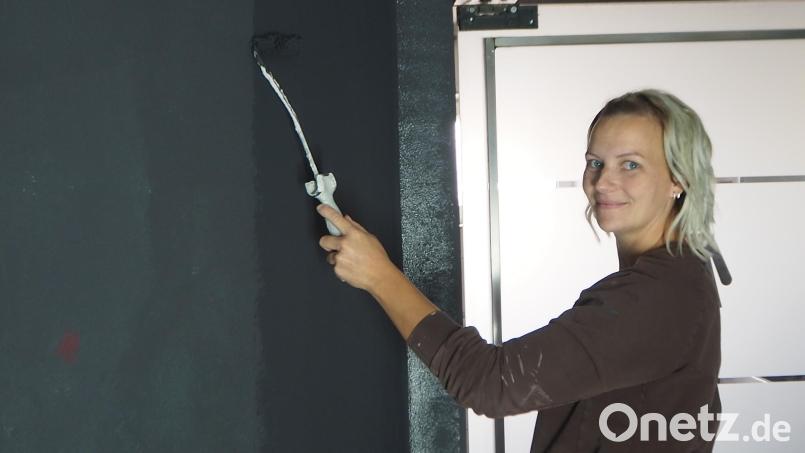 Ob schwarz, weiß oder betongrau, Nadja Freinecker liebt das kreative Element in ihrem Beruf als Malermeisterin. Die neue Obermeisterin der Innung Schwandorf mit Werkstatt im Nabburger Ortsteil Eckendorf wünscht sich, dass auch die Jugend solche Vorteile im Handwerk erkennt. Bild: bl