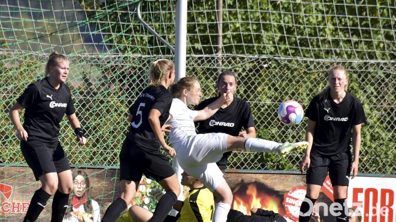 Sechs gegen eine: Annika Mauch (Mitte, weißes Trikot) von der SpVgg Greuther Fürth trifft mit einem Volleyschuss zum 4:1 für ihre Mannschaft. Bild: Hubert Ziegler