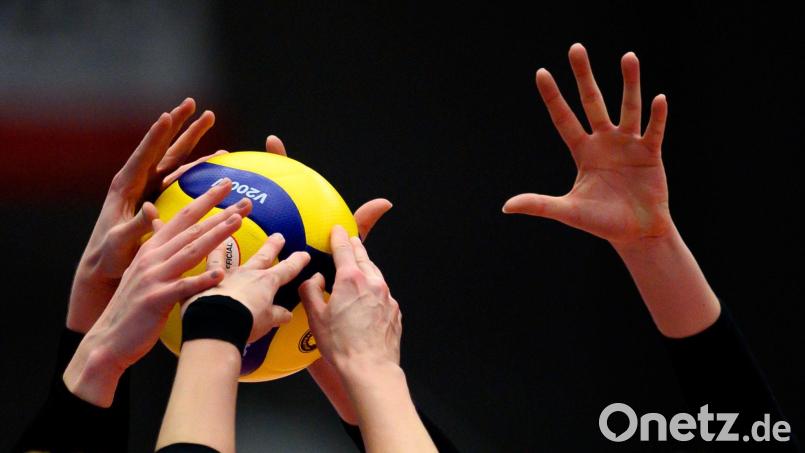 Die Volleyballerinnen des TB Weiden und des TV Vohenstrauß feierten zum Start in die Landesliga Siege. Symbolbild: Robert Michael/dpa