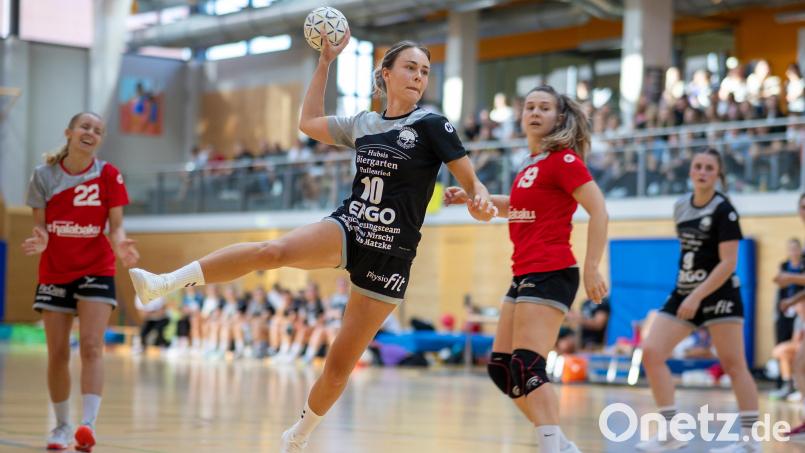 Carina Hauser (Mitte) zog im Rückraum des HV Oberviechtach wieder gekonnt die Fäden und erzielte dabei noch 4 Tore. Bild: Guenter Uschold