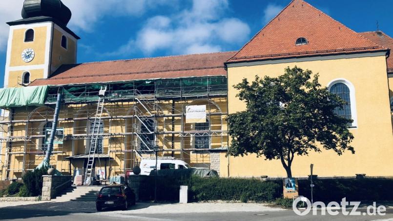 Ein Teil der Pfarrkirche Sankt Michael ist derzeit von einem Gerüst umgeben. Der Querbau (rechts) stammt aus den 1930er Jahren und ist von der aktuell laufenden Sanierung nicht betroffen. Bild: wro