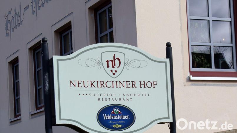 Hinter den Mauern des Neukirchner Hofs ruht derzeit der Betrieb. Nach einer Teilsanierung will die Gemeinde Neukirchen das Haus neu verpachten. Bild: mfh