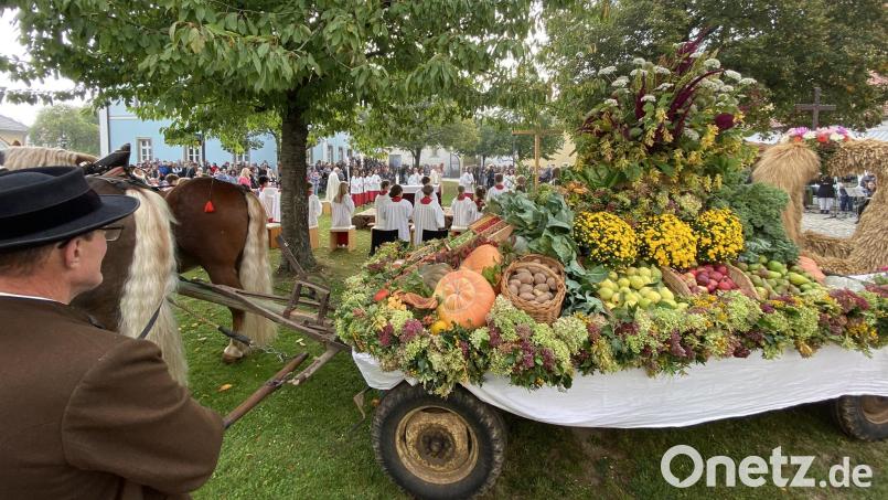 Ein prächtiger Erntewagen mit Beispielen all dessen, was in diesem Jahr im Garten, auf den Feldern und im Wald an Früchten, Gemüse und Blumen gewachsen war, samt einer Getreide-Krone, bildete den Blickfang am Altar des Dankgottesdienstes im Schlosshof. Bild: Raphael Haubelt/exb