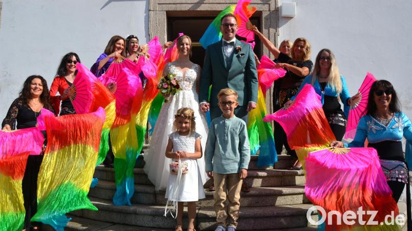 Begleitet von den beiden Brautkindern Anni und Emil durchschritt das Brautpaar Nicole und Stefan Nitzl das farbenfroh gestaltete Ehrenspalier der orientalischen Tanzgruppe „Sheherazade“ des TV Waldsassen. Bild: jr