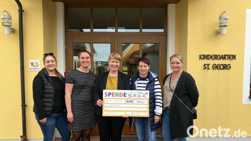 Auch die Kinderkrippe erhält eine Spende von 500 Euro. Das Basarteam überreicht das Geld an Kindergartenleiterin Birgit Wartha (Zweite von rechts). Bild: bjo