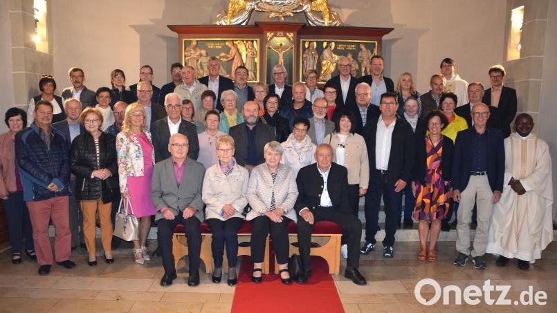 Zahlreiche Ehejubilare kamen am Samstag in die Mitterteicher Stadtpfarrkirche. Mit dabei waren auch (vorne, von links) Alfred und Kreszenz Reif aus Mitterteich sowie Mathilde und Josef Haberkorn aus Großensees, die vor 60 Jahren den Bund der Ehe geschlossen hatten. Mit im Bild Pfarrer Oliver Pollinger (hinten rechts) sowie Pfarrvikar Luke Eze (vorne rechts). Bild: jr