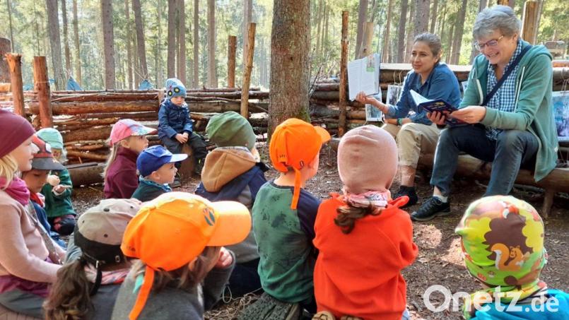 Autorin Christa Vogl und Elham Howeizi (von rechts) schauten im Waldkindergarten vorbei. Bild: Waldkindergarten &quot;Die Goldbacher Wurzelzwerge&quot;/exb
