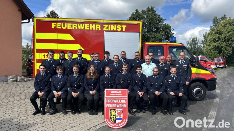 Neben Urkunden nahmen die Lehrgangsteilnehmer auch Dank und Anerkennung von Kreisbrandmeister Alois Schindler (rechts), Kreisbrandmeister Otto Braunreuther sowie Kulmains Bürgermeister Günter Kopp (Vierter und Siebter von rechts) entgegen. Bild: Florian Bayer/exb