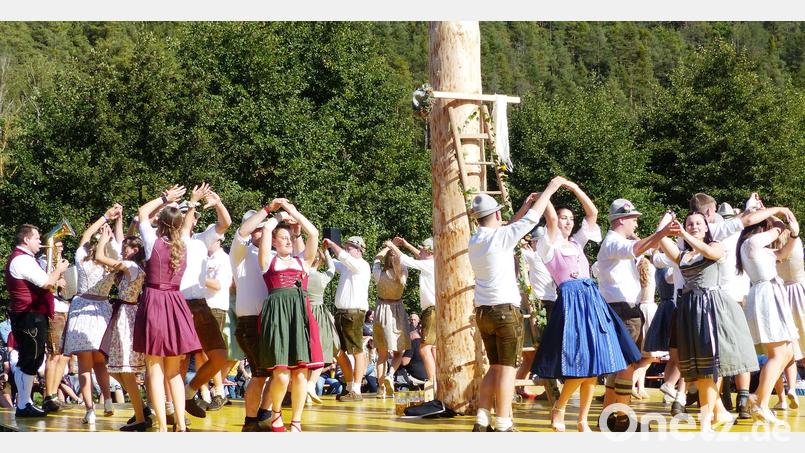 Beim Baumaustanzen zeigen die 16 Kirwapaare in Allersburg dem Publikum bayerische Tänze. Bild: jp