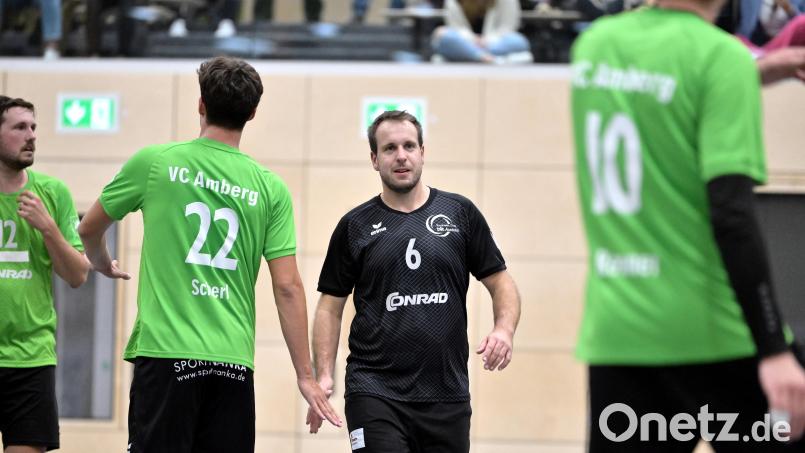 Nach dem Ausfall einiger Spieler musste sich Ambergs Spielertrainer Florian Birner (dunkles Trikot) im Spiel gegen den SV Schwaig II einiges einfallen lassen. Bild: Hubert Ziegler