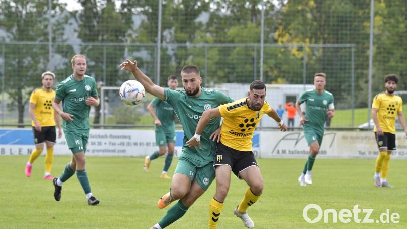 Emir Terakaj (links) und die DJK Gebenbach kassierten mit dem 0:1 gegen die SpVgg Bayern Hof (im Bild Kaan Gezer) schon die achte Niederlage dieser Spielzeit in der Bayernliga Nord. Bild: Ziegler