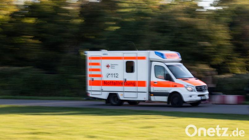 Ein Rettungswagen fährt zu einem Einsatz. Symbolbild: Fernando Gutierrez-Juarez/dpa