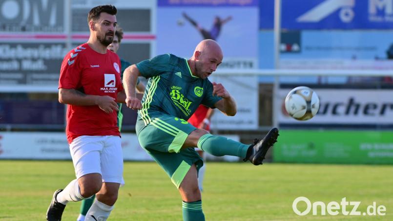 Thomas Wildenauer brachte den SV Mitterteich gegen den SC 04 Schwabach mit 1:0 in Führung. Am Ende stand ein 2:0-Erfolg für die Stiftländer, Archivbild: Sportfoto Zink / Melanie Zink