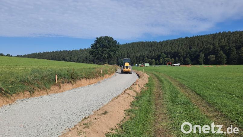 Zwischen Querenbach und Maiersreuth wird der Fernradweg derzeit ganz neu ausgebaut. Bild: Klaus Meyer/exb