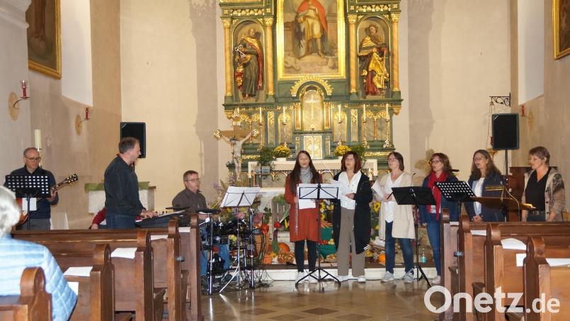 "Eine Stunde Wellness für die Seele" schenkte die Gruppe "Zeitlos" den Zuhörern anlässlich ihres 25-jährigen Bestehens Bild: wel