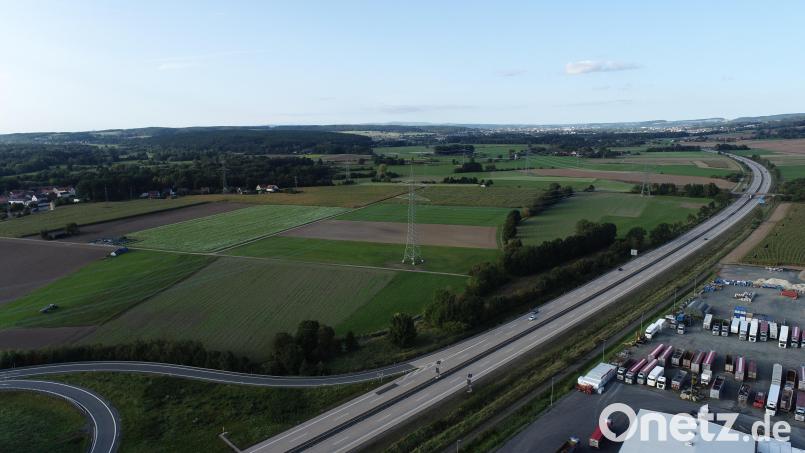 Oberhalb der Einbiege- und Abbiegespur zur A 93 soll eine Freiflächenphotovoltaikanlage errichtet werden. Eine zweite Anlage soll parallel zur Autobahn (links) in Richtung Hof bis zur Gemeindeverbindungsstraße nach Unterwildenau (linker Bildrand) entstehen. Bild: bey