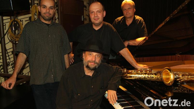 Milan Svoboda (im Vordergrund am Flügel) eröffnet dieses Jahr mit der Prague Bigband den Weidener Jazzherbst. Bild: Milan Svoboda