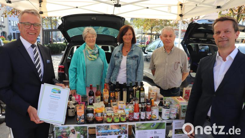 Bürgermeister Franz Stahl mit Marlene Schmieder, Doris Schön, Wolfgang Würl und dem Leiter der Hauptverwaltung Markus Bergauer (von links) am Fairtrade-Stand auf dem Tirschenreuther Wochenmarkt. Bild: Stadt Tirschenreuth/exb