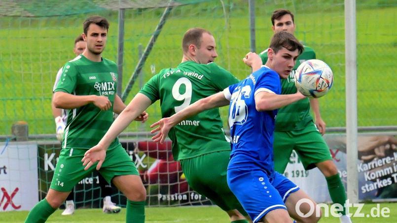 Johannes Reil (vorne) zog sich gegen den FC Tegernheim einen Bänderriss zu und wird der SpVgg SV Weiden länger fehlen. Archivbild: Werner Franken