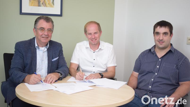 Die BM Bayerische Mobilfunk GmbH errichtet den Mobilfunkmast in der Nähe von Oberndorf. Die entsprechenden Verträge unterzeichneten Geschäftsführer Alois Scherer (links) und Bürgermeister Konrad Kiener (Mitte). Der Bau fällt in das Sachgebiet von Matthias Zwack (rechts). Bild: bnr