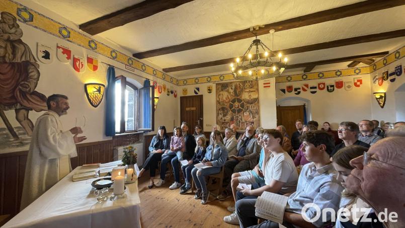 Mit der Feier der Messe mit dem KSJ-Diözesankaplan Pfarrer Helmut Brügel im Rittersaal des Jugendheimes im Ziegeltor begann der Jubiläumstag der Amberger Stadtgruppe. Bild: Arno Diener/exb