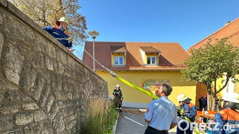 An einer der zwölf Stationen beim Jugendleistungsmarsch musste das Aufziehen eines CM-Strahlrohres mit C-Schlauch gezeigt werden. Bild: Feuerwehr Erbendorf/exb