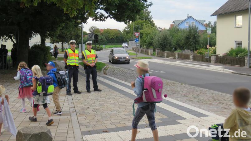 Ein Auge auf die Sicherheit der Schulwege warfen Beamte der Polizeiinspektion Sulzbach-Rosenberg und des 74. Ausbildungsseminars der Bereitschaftspolizei im September. Bild: PI Sulzbach-Rosenberg/exb