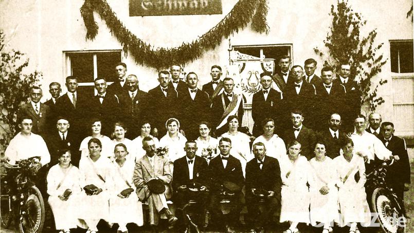 Diese historische Aufnahme zeigt den Männergesangverein Pirk bei seiner Fahnenweihe 1933. Bild: Archiv Männergesangverein Pirk