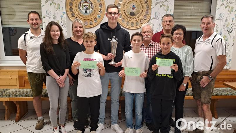 Die Gewinner des Weiherner Bürger- und Pokalschießens (von links): zweiter Schützenmeister Matthias Reis, Antonia Zahner, Uli Haider, Max Hösl, Korbinian Schweiger, David Lindner, Silvester Kurzwart, Julian Beer, Hans Oppitz, Ingrid Gradl und Sportleiter Günther Gradl. Bild: Schlosser/exb