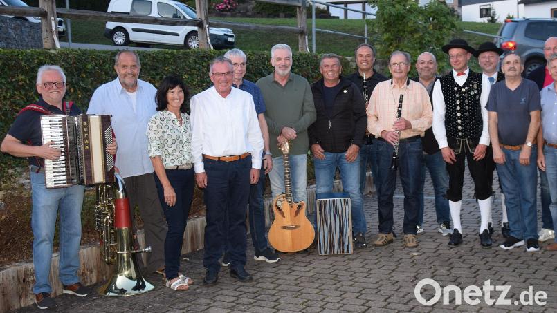 Seinen 70. Geburtstag feierte Karl Bauer (Vierter von links) mit einem Ständchen der Lauterachtaler Boum. Bild: bö