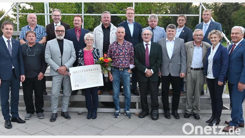 Die Handwerksmeisterinnen und -meister freuen sich über die Goldenen Meisterbriefe. Bild: gf