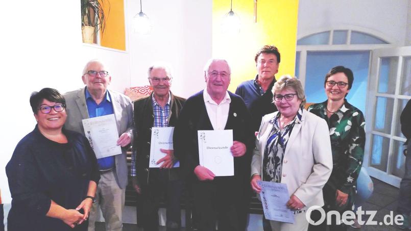 Ehrungen gab es beim Obst- und Gartenbauverein Waldershof. Das Bild zeigt (von links) Vorsitzende Doris Deubzer, Willi Müller, Alois Keck, Josef Heinl, Bernhard Burger, Liselotte Hegen und Kreisfachberaterin Manuela Pappenberger. Bild: Andreas Burger/exb