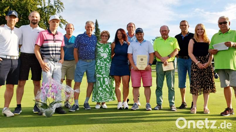 Eine rundum gelungene Angelegenheit war der „Kuno-Cup 2023“ von Clubwirt Roland „Kuno“ Konopisky (Sechster von rechts) beim GLC Schmidmühlen. Rechts Spielleiter Reinhold Scharl. Bild: lst/exb